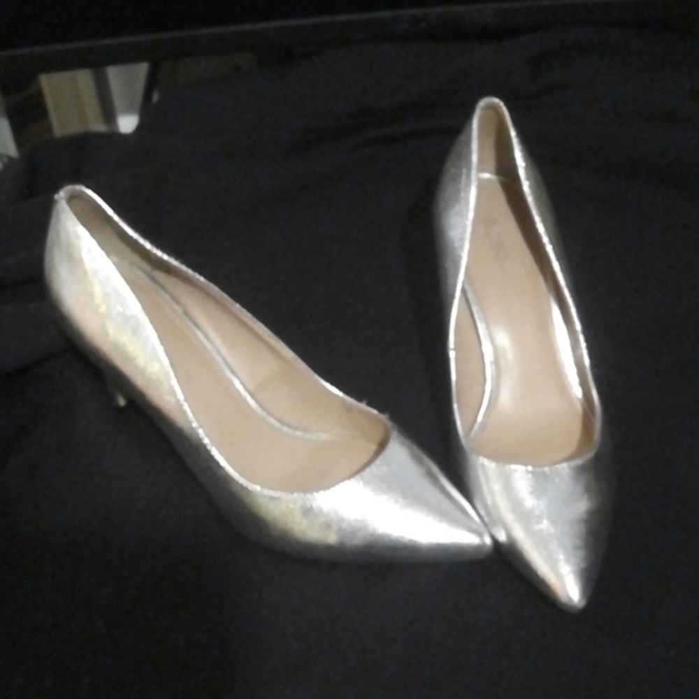 BCBGeneration Silver pointed toe heel size 6.5